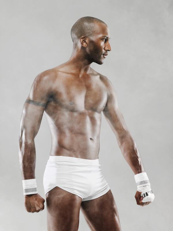 展示肌肉的强壮黑人男性图片