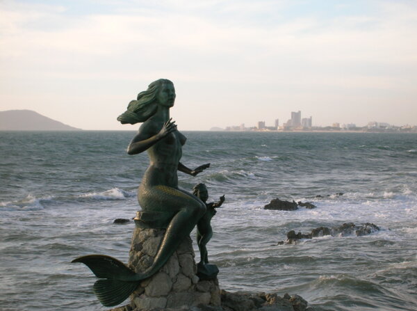 女美人鱼漂亮传说神话故事娇悄可爱俏皮水坐海海边雕塑艺术作品图片