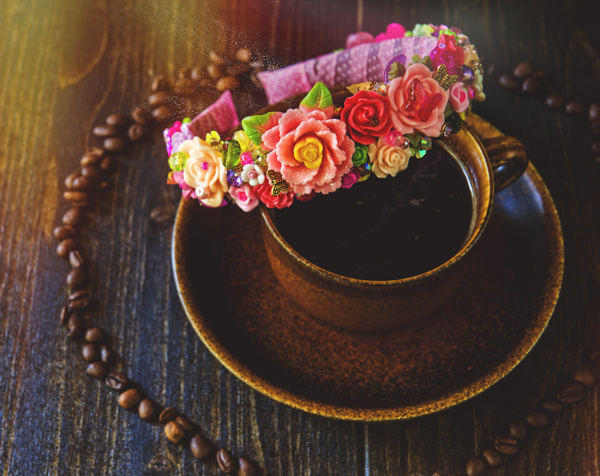 花环和一杯咖啡图片