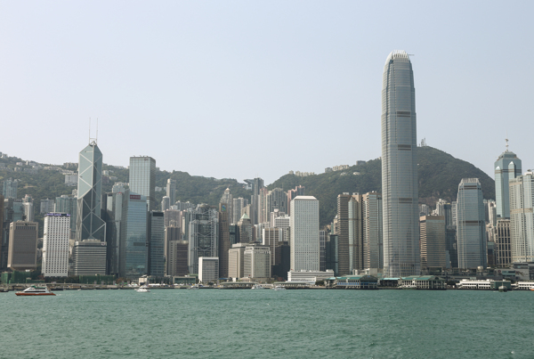 连绵的远山平静的湖面和一幢幢现代高楼大厦建筑群