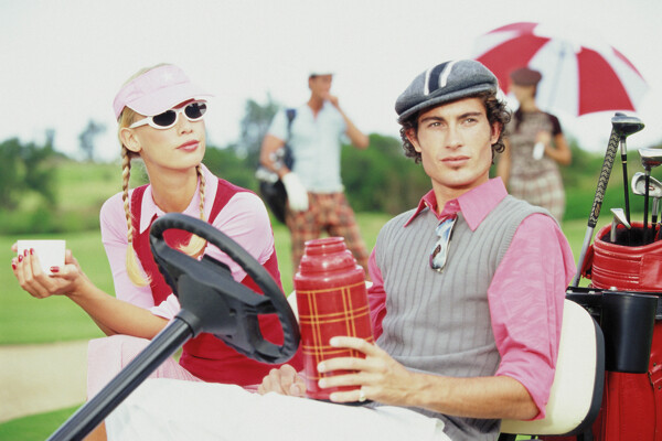 高尔夫车的时尚男女图片