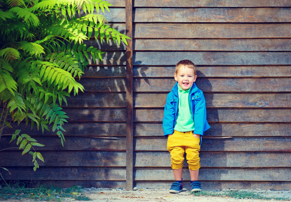 木板大门前的小男孩图片