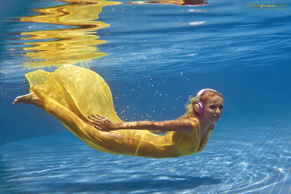 黄色裙装美女水下图片