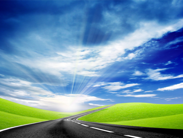 蓝天白云与草地公路风景图片