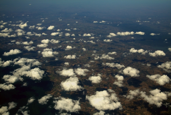 飞机上望出去的白云朵朵