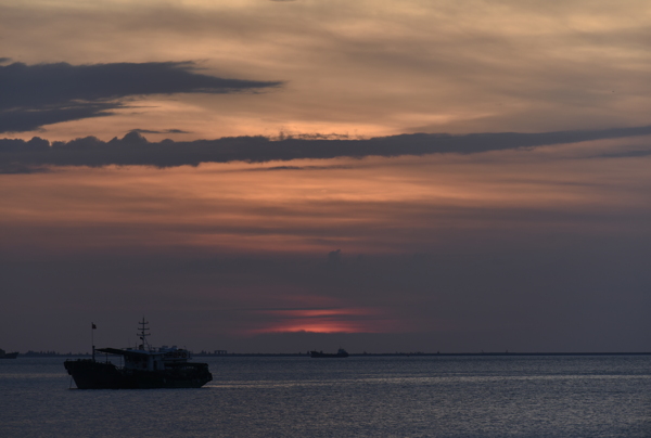 渔船与夕阳的离别