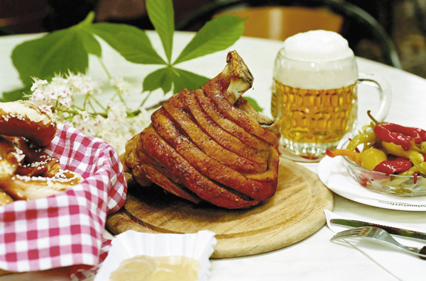 烤制的德国猪脚图片