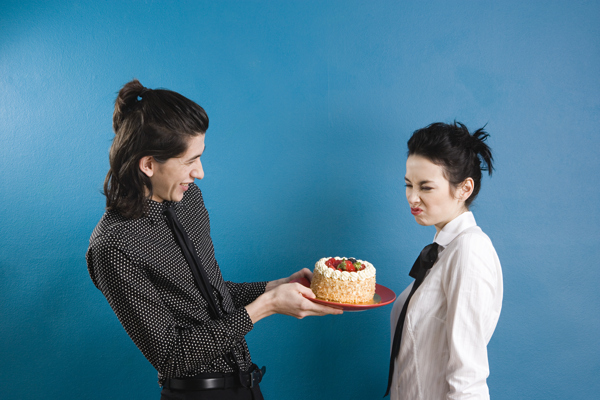 送生日蛋糕的情侣图片