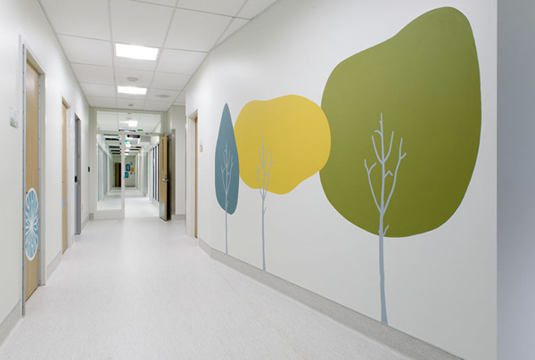 现代医院医疗环境 走廊  有装饰画的走廊空间