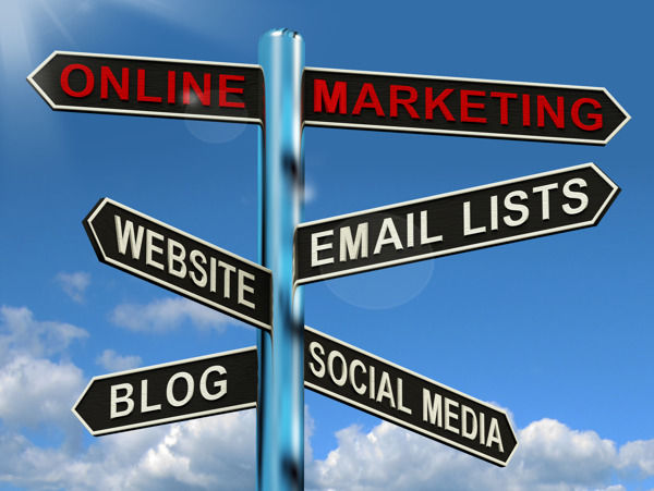在线营销的路标显示博客网站的社交媒体和电子邮件列表